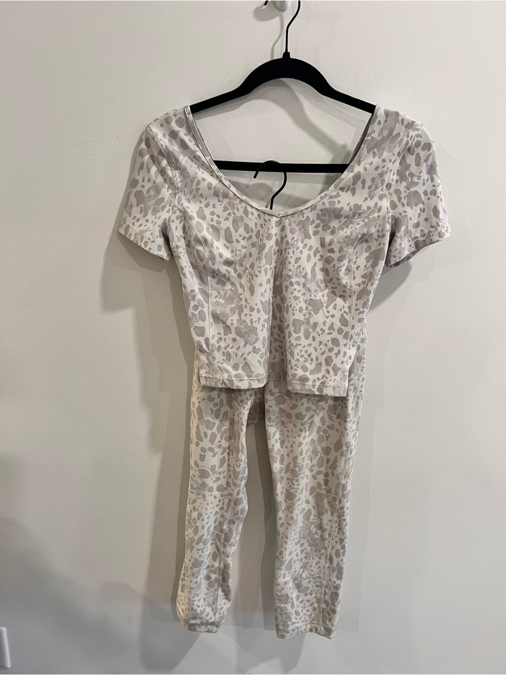 Lululemon Matching Set Gray White Print Short Sleeve Top & Leggings
